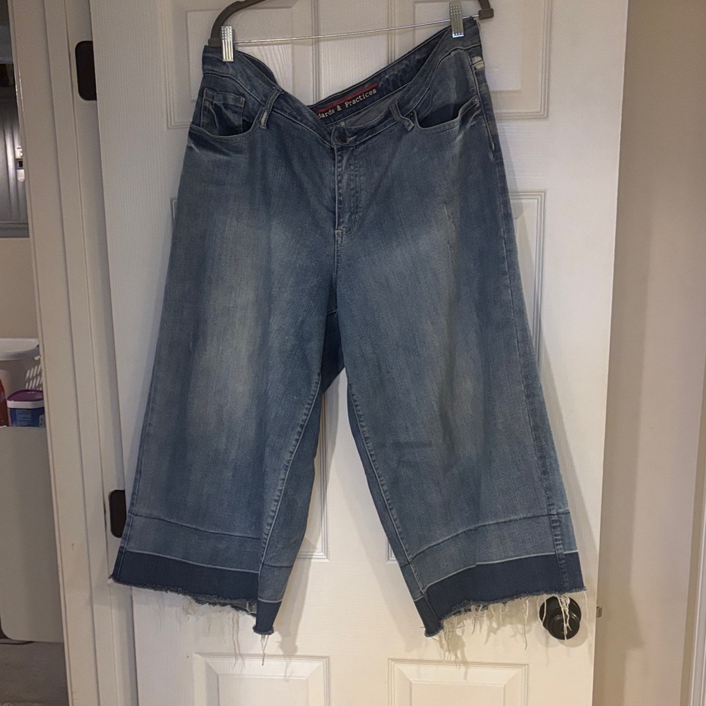 Wide Leg Cropped Denim Jeans with Raw Hem